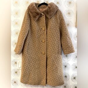 Vintage coat with fur collar size Medium.